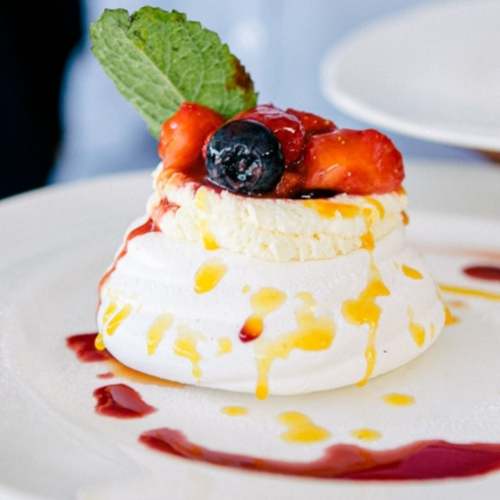 pavlova dessert